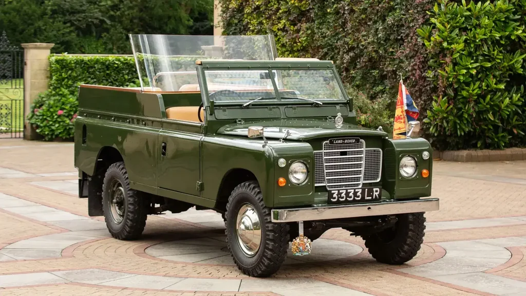 Garaýoluň Patyşasy üçin ýönekeý Land Rover satylýar