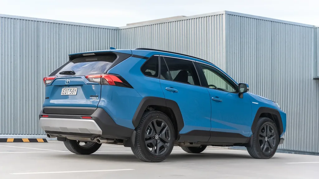 Oktýabr 2024: RAV4 öňde, bazar peselýär