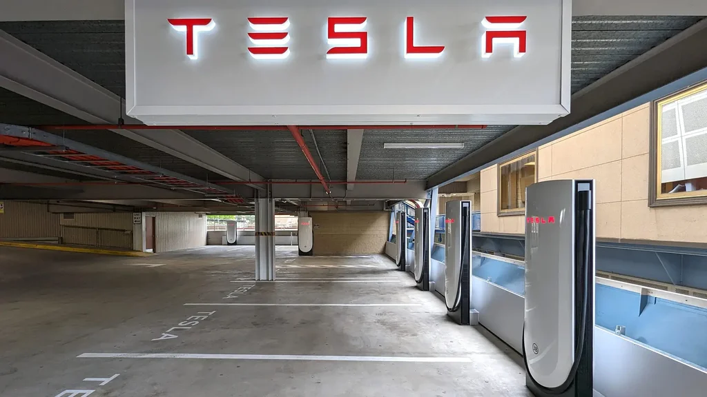 Tesla-ny Supercharger bilen ýüklemek nähili bahaly?