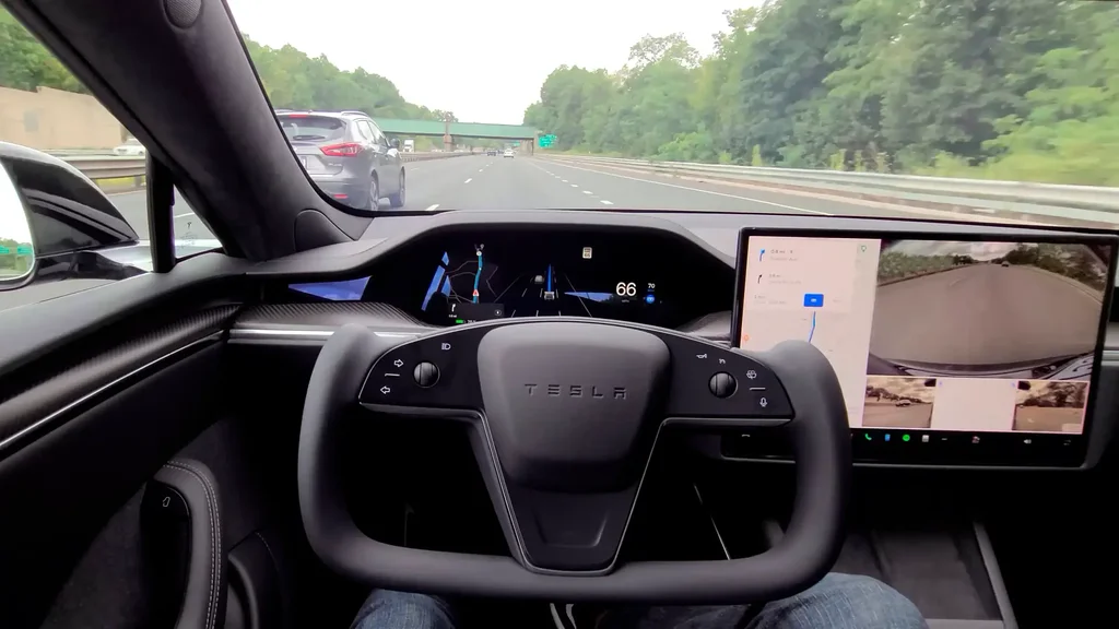 Tesla 2025-de doly awtonom ulag hödürleýär